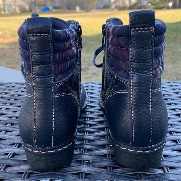 Clarks Navy Whistle Bea Leather Ankle Boot 8 1/2 to size 9 - Picture 6 of 14